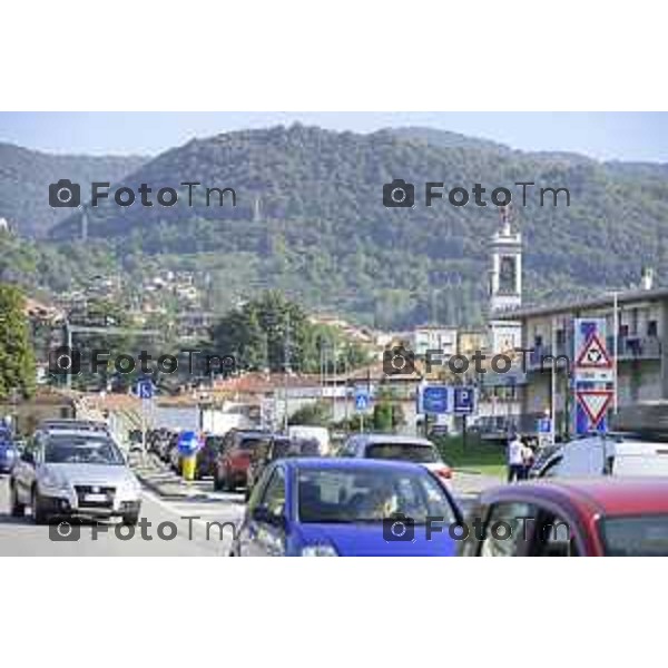 Villa D\'Almè Traffico code rotonda Arlecchino code mezzi pesanti rotonda indicazioni caos file strada chiusa 3 ottobre 2026 cronaca Bergamo Italia Foto Tiziano Manzoni Lapresse