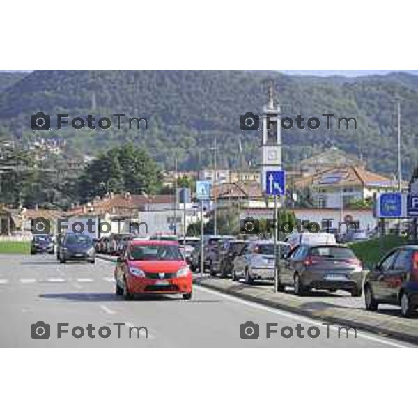 Villa D\'Almè Traffico code rotonda Arlecchino code mezzi pesanti rotonda indicazioni caos file strada chiusa 3 ottobre 2026 cronaca Bergamo Italia Foto Tiziano Manzoni Lapresse