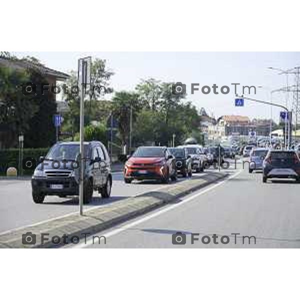 Villa D\'Almè Traffico code rotonda Arlecchino code mezzi pesanti rotonda indicazioni caos file strada chiusa 3 ottobre 2026 cronaca Bergamo Italia Foto Tiziano Manzoni Lapresse