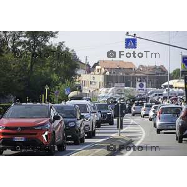 Villa D\'Almè Traffico code rotonda Arlecchino code mezzi pesanti rotonda indicazioni caos file strada chiusa 3 ottobre 2026 cronaca Bergamo Italia Foto Tiziano Manzoni Lapresse