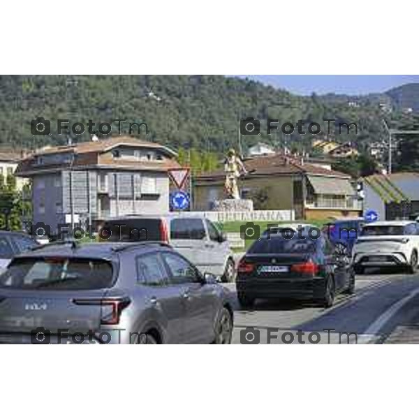 Villa D\'Almè Traffico code rotonda Arlecchino code mezzi pesanti rotonda indicazioni caos file strada chiusa 3 ottobre 2026 cronaca Bergamo Italia Foto Tiziano Manzoni Lapresse