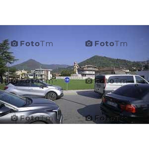 Villa D\'Almè Traffico code rotonda Arlecchino code mezzi pesanti rotonda indicazioni caos file strada chiusa 3 ottobre 2026 cronaca Bergamo Italia Foto Tiziano Manzoni Lapresse