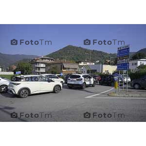 Villa D\'Almè Traffico code rotonda Arlecchino code mezzi pesanti rotonda indicazioni caos file strada chiusa 3 ottobre 2026 cronaca Bergamo Italia Foto Tiziano Manzoni Lapresse