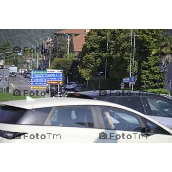 Villa D\'Almè Traffico code rotonda Arlecchino code mezzi pesanti rotonda indicazioni caos file strada chiusa 3 ottobre 2026 cronaca Bergamo Italia Foto Tiziano Manzoni Lapresse