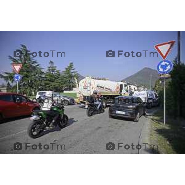 Villa D\'Almè Traffico code rotonda Arlecchino code mezzi pesanti rotonda indicazioni caos file strada chiusa 3 ottobre 2026 cronaca Bergamo Italia Foto Tiziano Manzoni Lapresse