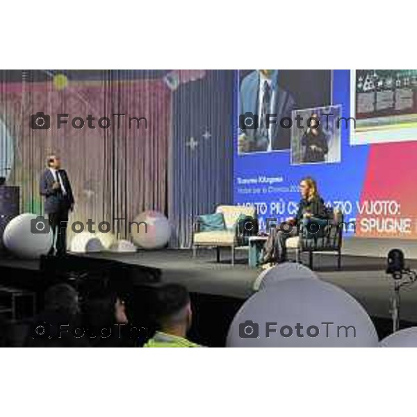 BergamoScienza 2026 Conferenza "spugne molecolari" chimico giapponese Susumu Kitagawa, vincitore del Premio Nobel per la Chimica nel 2025.affiancato dalla moderatrice Angiolina Comotti – ha presentato la rivoluzione dei MOF (Metal-Organic Frameworks),06 Ottobre 2026 cronaca Bergamo Italia Foto Tiziano Manzoni Lapresse