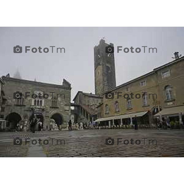 Bergamo Bergamo Alta piazza vecchia carico scarico turisti pioggia maltempo autunno 2026 08 ottobre 2026 cronaca Bergamo Italia Foto Tiziano Manzoni Lapresse