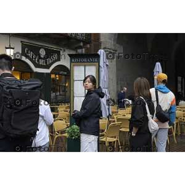 Bergamo Bergamo Alta piazza vecchia carico scarico turisti pioggia maltempo autunno 2026 08 ottobre 2026 cronaca Bergamo Italia Foto Tiziano Manzoni Lapresse