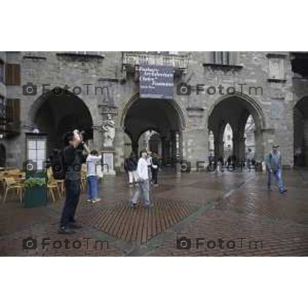 Bergamo Bergamo Alta piazza vecchia carico scarico turisti pioggia maltempo autunno 2026 08 ottobre 2026 cronaca Bergamo Italia Foto Tiziano Manzoni Lapresse