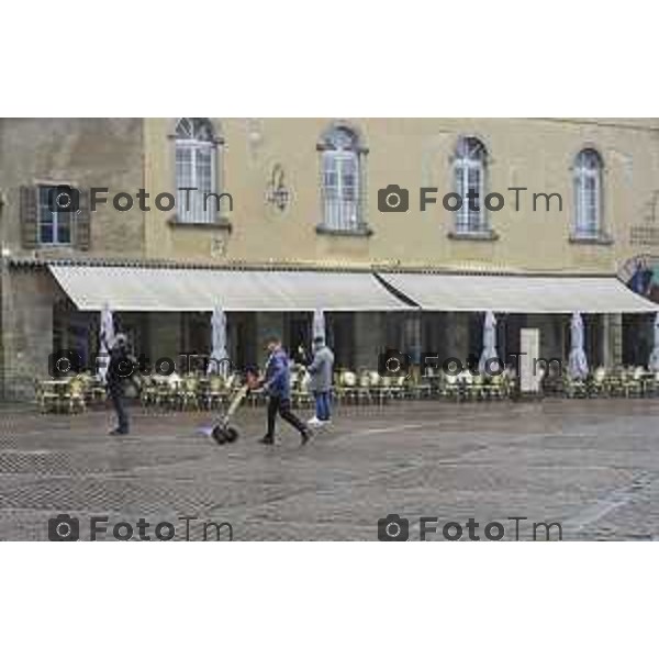 Bergamo Bergamo Alta piazza vecchia carico scarico turisti pioggia maltempo autunno 2026 08 ottobre 2026 cronaca Bergamo Italia Foto Tiziano Manzoni Lapresse