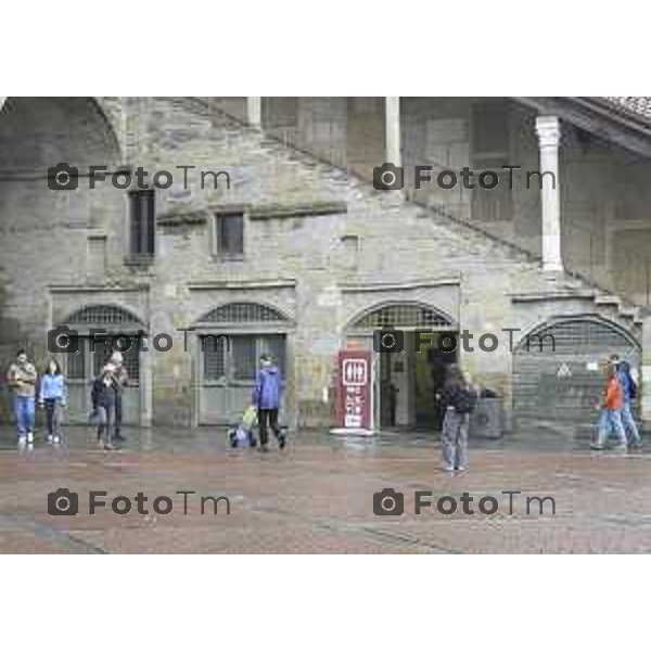 Bergamo Bergamo Alta piazza vecchia carico scarico turisti pioggia maltempo autunno 2026 08 ottobre 2026 cronaca Bergamo Italia Foto Tiziano Manzoni Lapresse