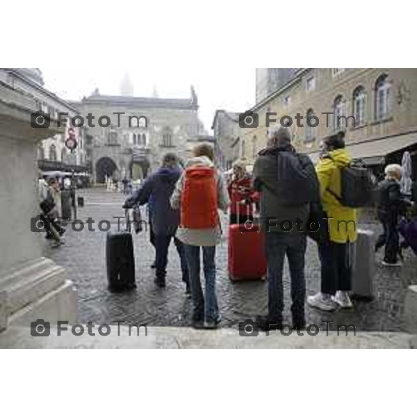 Bergamo Bergamo Alta piazza vecchia carico scarico turisti pioggia maltempo autunno 2026 08 ottobre 2026 cronaca Bergamo Italia Foto Tiziano Manzoni Lapresse