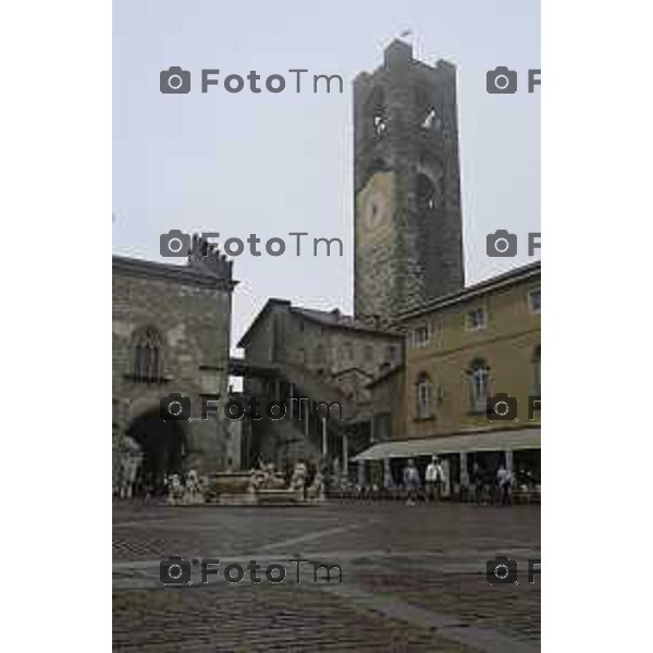 Bergamo Bergamo Alta piazza vecchia carico scarico turisti pioggia maltempo autunno 2026 08 ottobre 2026 cronaca Bergamo Italia Foto Tiziano Manzoni Lapresse