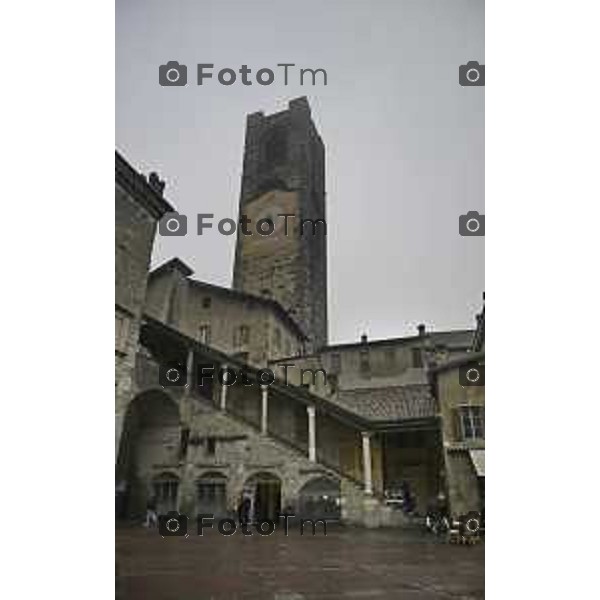 Bergamo Bergamo Alta piazza vecchia carico scarico turisti pioggia maltempo autunno 2026 08 ottobre 2026 cronaca Bergamo Italia Foto Tiziano Manzoni Lapresse