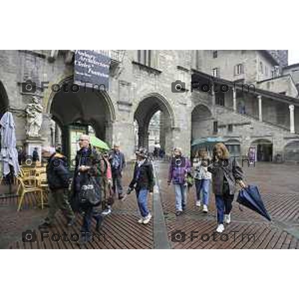 Bergamo Bergamo Alta piazza vecchia carico scarico turisti pioggia maltempo autunno 2026 08 ottobre 2026 cronaca Bergamo Italia Foto Tiziano Manzoni Lapresse