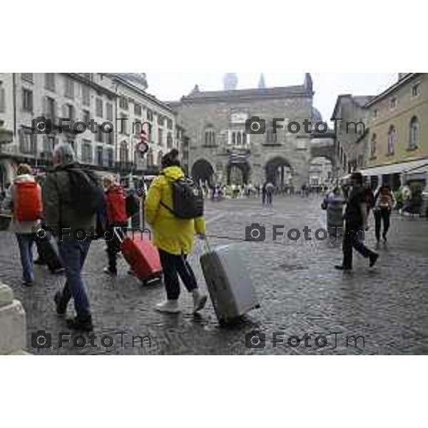 Bergamo Bergamo Alta piazza vecchia carico scarico turisti pioggia maltempo autunno 2026 08 ottobre 2026 cronaca Bergamo Italia Foto Tiziano Manzoni Lapresse