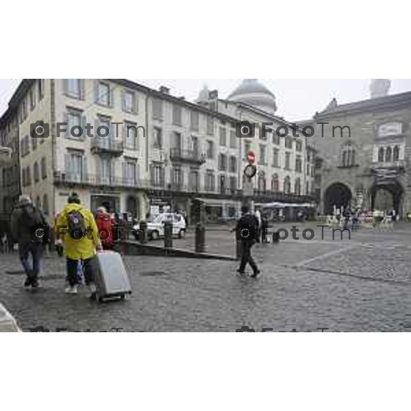 Bergamo Bergamo Alta piazza vecchia carico scarico turisti pioggia maltempo autunno 2026 08 ottobre 2026 cronaca Bergamo Italia Foto Tiziano Manzoni Lapresse