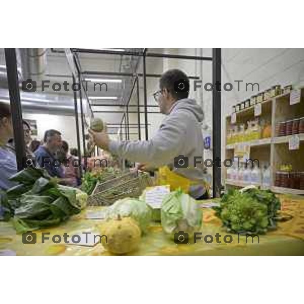 Bergamo inaugura il primo mercato agricolo coperto Coldiretti e Campagna Amica Bergamo.ChorusLife Coldiretti, Comune di Bergamo, Comune di Scanzorosciate e Cooperativa Sociale Namastè, con il sostegno dell’Università degli studi di Bergamo, nell’ambito di un percorso sostenuto da Regione Lombardia attraverso il Piano di Sviluppo Rurale dedicato alla cooperazione per i sistemi del cibo, le filiere corte e i mercati locali 17 ottobre 2026 cronaca Bergamo Italia Foto Tiziano Manzoni Lapresse
