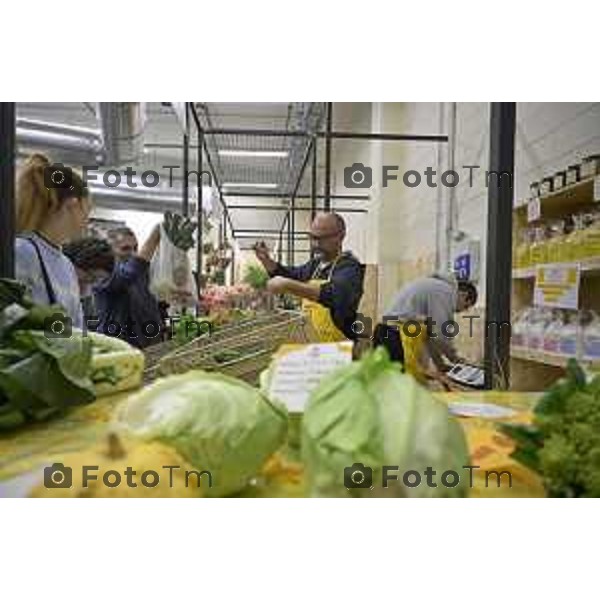 Bergamo inaugura il primo mercato agricolo coperto Coldiretti e Campagna Amica Bergamo.ChorusLife Coldiretti, Comune di Bergamo, Comune di Scanzorosciate e Cooperativa Sociale Namastè, con il sostegno dell’Università degli studi di Bergamo, nell’ambito di un percorso sostenuto da Regione Lombardia attraverso il Piano di Sviluppo Rurale dedicato alla cooperazione per i sistemi del cibo, le filiere corte e i mercati locali 17 ottobre 2026 cronaca Bergamo Italia Foto Tiziano Manzoni Lapresse