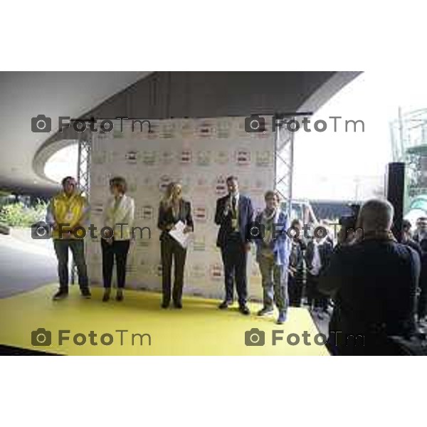 Bergamo inaugura il primo mercato agricolo coperto Coldiretti e Campagna Amica Bergamo.ChorusLife Coldiretti, Comune di Bergamo, Comune di Scanzorosciate e Cooperativa Sociale Namastè, con il sostegno dell’Università degli studi di Bergamo, nell’ambito di un percorso sostenuto da Regione Lombardia attraverso il Piano di Sviluppo Rurale dedicato alla cooperazione per i sistemi del cibo, le filiere corte e i mercati locali 17 ottobre 2026 cronaca Bergamo Italia Foto Tiziano Manzoni Lapresse