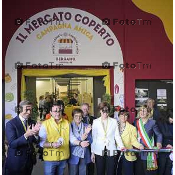 Bergamo inaugura il primo mercato agricolo coperto Coldiretti e Campagna Amica Bergamo.ChorusLife Coldiretti, Comune di Bergamo, Comune di Scanzorosciate e Cooperativa Sociale Namastè, con il sostegno dell’Università degli studi di Bergamo, nell’ambito di un percorso sostenuto da Regione Lombardia attraverso il Piano di Sviluppo Rurale dedicato alla cooperazione per i sistemi del cibo, le filiere corte e i mercati locali 17 ottobre 2026 cronaca Bergamo Italia Foto Tiziano Manzoni Lapresse