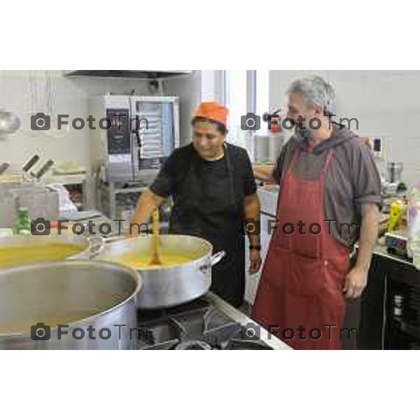 Bergamo 20 ottobre 2026 cronaca Italia Bergamo mensa frati capuccini con Fra Andrea distribuzione dei pasti Foto Tiziano Manzoni Lapresse