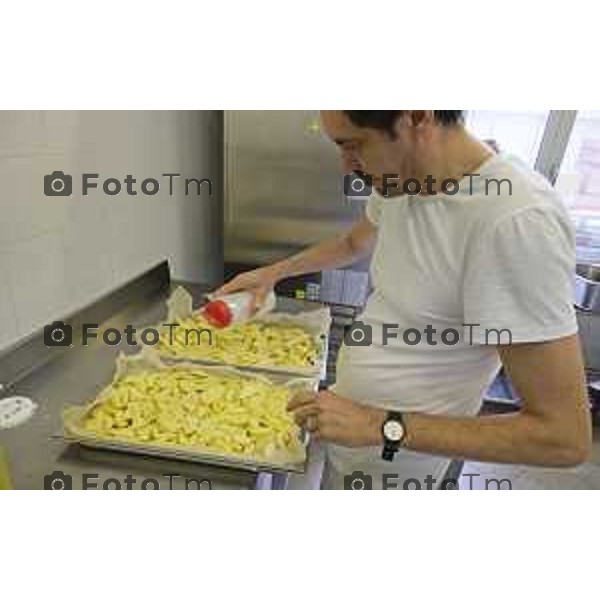 Bergamo 20 ottobre 2026 cronaca Italia Bergamo mensa frati capuccini con Fra Andrea distribuzione dei pasti Foto Tiziano Manzoni Lapresse