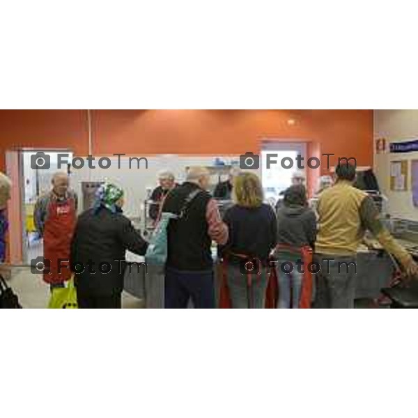 Bergamo 20 ottobre 2026 cronaca Italia Bergamo mensa frati capuccini con Fra Andrea distribuzione dei pasti Foto Tiziano Manzoni Lapresse