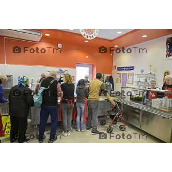 Bergamo 20 ottobre 2026 cronaca Italia Bergamo mensa frati capuccini con Fra Andrea distribuzione dei pasti Foto Tiziano Manzoni Lapresse