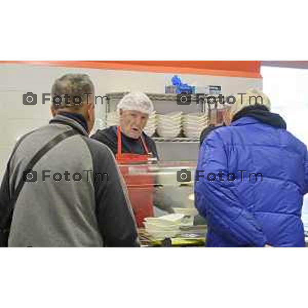 Bergamo 20 ottobre 2026 cronaca Italia Bergamo mensa frati capuccini con Fra Andrea distribuzione dei pasti Foto Tiziano Manzoni Lapresse