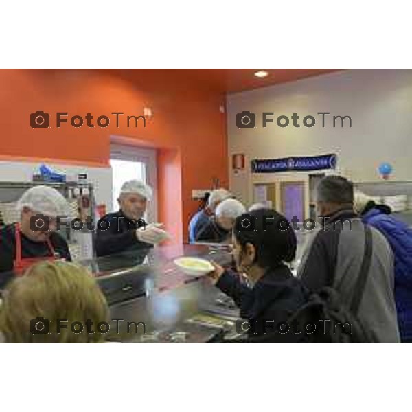 Bergamo 20 ottobre 2026 cronaca Italia Bergamo mensa frati capuccini con Fra Andrea distribuzione dei pasti Foto Tiziano Manzoni Lapresse