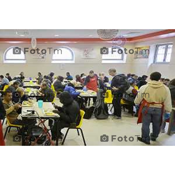 Bergamo 20 ottobre 2026 cronaca Italia Bergamo mensa frati capuccini con Fra Andrea distribuzione dei pasti Foto Tiziano Manzoni Lapresse