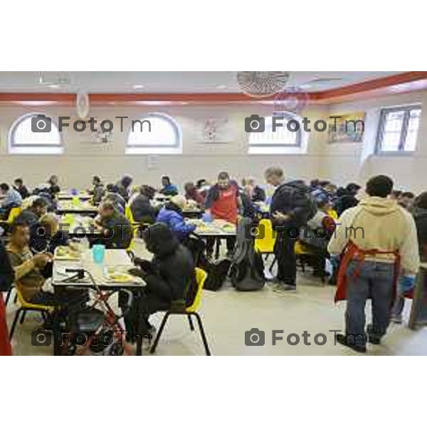 Bergamo 20 ottobre 2026 cronaca Italia Bergamo mensa frati capuccini con Fra Andrea distribuzione dei pasti Foto Tiziano Manzoni Lapresse