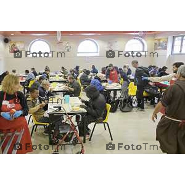 Bergamo 20 ottobre 2026 cronaca Italia Bergamo mensa frati capuccini con Fra Andrea distribuzione dei pasti Foto Tiziano Manzoni Lapresse