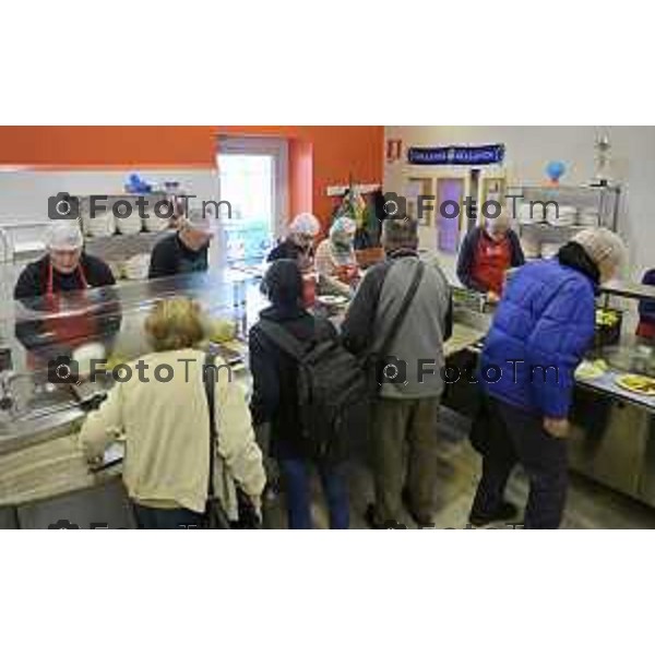 Bergamo 20 ottobre 2026 cronaca Italia Bergamo mensa frati capuccini con Fra Andrea distribuzione dei pasti Foto Tiziano Manzoni Lapresse