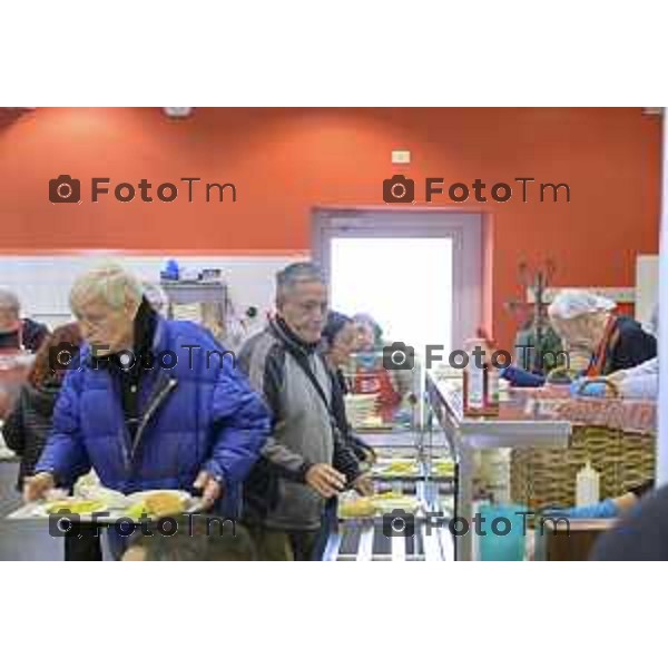 Bergamo 20 ottobre 2026 cronaca Italia Bergamo mensa frati capuccini con Fra Andrea distribuzione dei pasti Foto Tiziano Manzoni Lapresse