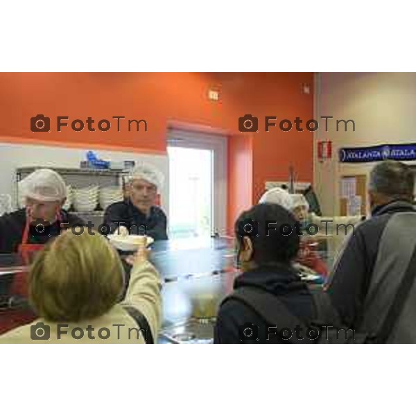 Bergamo 20 ottobre 2026 cronaca Italia Bergamo mensa frati capuccini con Fra Andrea distribuzione dei pasti Foto Tiziano Manzoni Lapresse