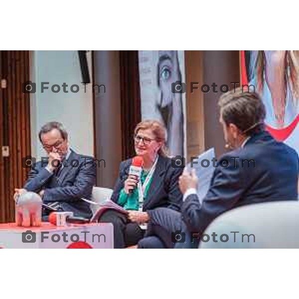Bergamo, 23 ottobre 2026 – Un momento della nuova edizione del "Festival del Sarà – Dialoghi sul futuro", intitolata "Europa allo specchio", tenutasi presso la sede del CIID al Monastero di Astino. Durante l\'evento si sono svolti dibattiti dedicati a geopolitica, difesa, energia e identità europea, con i saluti istituzionali della sindaca di Bergamo Elena Carnevali e del presidente della Camera di Commercio Giovanni Zambonelli. Tra i momenti principali, il dialogo tra Roberto Cingolani e l\'ideatore del festival Antonello Barone, culminato con la consegna del primo "Premio Sarà" da parte della fondatrice del CIID Simona Maschi, seguito dal panel sul tema delle democrazie alla prova con l\'europarlamentare Giorgio Gori. in foto: Elena Carnevali, Giovanni Zambonelli