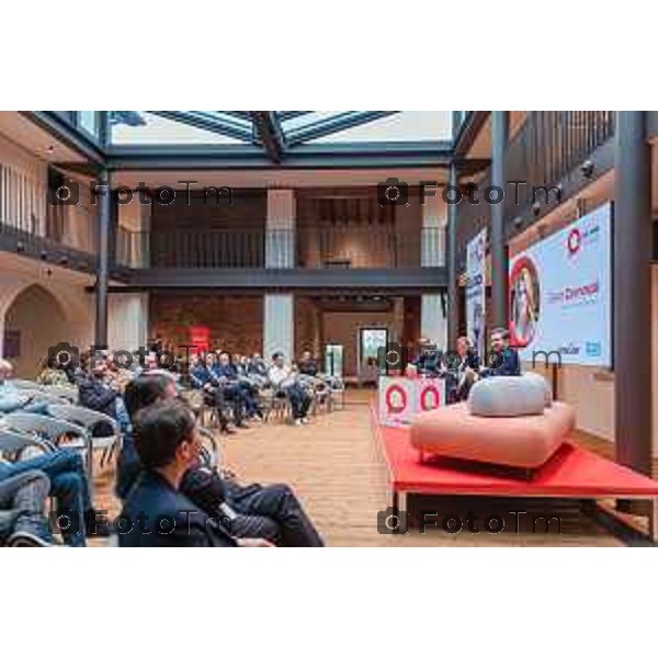 Bergamo, 23 ottobre 2026 – Un momento della nuova edizione del "Festival del Sarà – Dialoghi sul futuro", intitolata "Europa allo specchio", tenutasi presso la sede del CIID al Monastero di Astino. Durante l\'evento si sono svolti dibattiti dedicati a geopolitica, difesa, energia e identità europea, con i saluti istituzionali della sindaca di Bergamo Elena Carnevali, della sindaca di Brescia Laura Castelletti e del presidente della Camera di Commercio Giovanni Zambonelli. Tra i momenti principali, il dialogo tra Roberto Cingolani e l\'ideatore del festival Antonello Barone, culminato con la consegna del primo "Premio Sarà" da parte della fondatrice del CIID Simona Maschi, seguito dal panel sul tema delle democrazie alla prova con l\'europarlamentare Giorgio Gori. in foto: