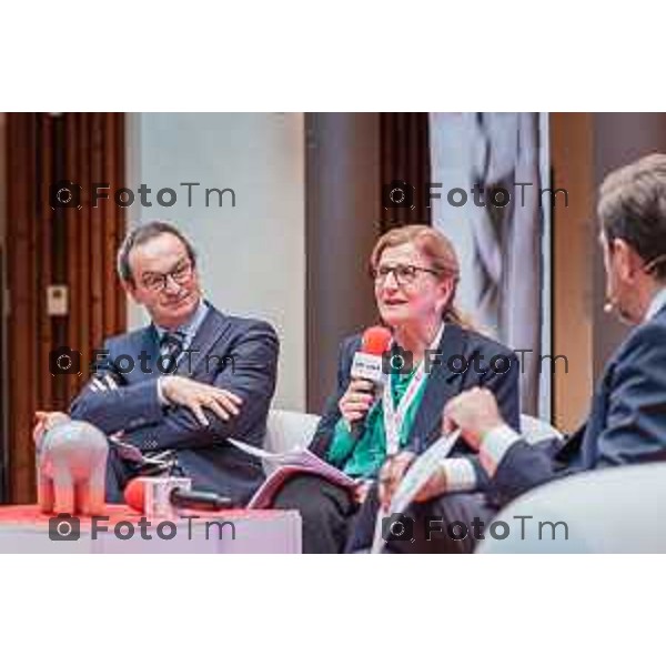 Bergamo, 23 ottobre 2026 – Un momento della nuova edizione del "Festival del Sarà – Dialoghi sul futuro", intitolata "Europa allo specchio", tenutasi presso la sede del CIID al Monastero di Astino. Durante l\'evento si sono svolti dibattiti dedicati a geopolitica, difesa, energia e identità europea, con i saluti istituzionali della sindaca di Bergamo Elena Carnevali e del presidente della Camera di Commercio Giovanni Zambonelli. Tra i momenti principali, il dialogo tra Roberto Cingolani e l\'ideatore del festival Antonello Barone, culminato con la consegna del primo "Premio Sarà" da parte della fondatrice del CIID Simona Maschi, seguito dal panel sul tema delle democrazie alla prova con l\'europarlamentare Giorgio Gori. in foto: Elena Carnevali, Giovanni Zambonelli