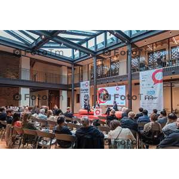 Bergamo, 23 ottobre 2026 – Un momento della nuova edizione del "Festival del Sarà – Dialoghi sul futuro", intitolata "Europa allo specchio", tenutasi presso la sede del CIID al Monastero di Astino. Durante l\'evento si sono svolti dibattiti dedicati a geopolitica, difesa, energia e identità europea, con i saluti istituzionali della sindaca di Bergamo Elena Carnevali e del presidente della Camera di Commercio Giovanni Zambonelli. Tra i momenti principali, il dialogo tra Roberto Cingolani e l\'ideatore del festival Antonello Barone, culminato con la consegna del primo "Premio Sarà" da parte della fondatrice del CIID Simona Maschi, seguito dal panel sul tema delle democrazie alla prova con l\'europarlamentare Giorgio Gori. in foto: Elena Carnevali, Giovanni Zambonelli