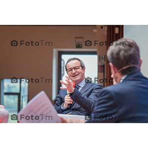 Bergamo, 23 ottobre 2026 – Un momento della nuova edizione del "Festival del Sarà – Dialoghi sul futuro", intitolata "Europa allo specchio", tenutasi presso la sede del CIID al Monastero di Astino. Durante l\'evento si sono svolti dibattiti dedicati a geopolitica, difesa, energia e identità europea, con i saluti istituzionali della sindaca di Bergamo Elena Carnevali, della sindaca di Brescia Laura Castelletti e del presidente della Camera di Commercio Giovanni Zambonelli. Tra i momenti principali, il dialogo tra Roberto Cingolani e l\'ideatore del festival Antonello Barone, culminato con la consegna del primo "Premio Sarà" da parte della fondatrice del CIID Simona Maschi, seguito dal panel sul tema delle democrazie alla prova con l\'europarlamentare Giorgio Gori. in foto: Giovanni Zambonelli
