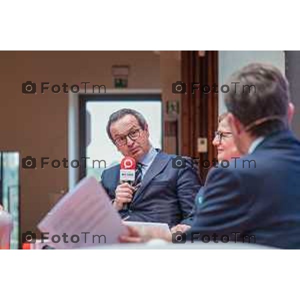 Bergamo, 23 ottobre 2026 – Un momento della nuova edizione del "Festival del Sarà – Dialoghi sul futuro", intitolata "Europa allo specchio", tenutasi presso la sede del CIID al Monastero di Astino. Durante l\'evento si sono svolti dibattiti dedicati a geopolitica, difesa, energia e identità europea, con i saluti istituzionali della sindaca di Bergamo Elena Carnevali, della sindaca di Brescia Laura Castelletti e del presidente della Camera di Commercio Giovanni Zambonelli. Tra i momenti principali, il dialogo tra Roberto Cingolani e l\'ideatore del festival Antonello Barone, culminato con la consegna del primo "Premio Sarà" da parte della fondatrice del CIID Simona Maschi, seguito dal panel sul tema delle democrazie alla prova con l\'europarlamentare Giorgio Gori. in foto: Giovanni Zambonelli