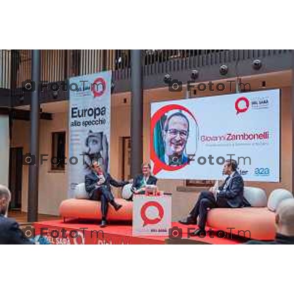 Bergamo, 23 ottobre 2026 – Un momento della nuova edizione del "Festival del Sarà – Dialoghi sul futuro", intitolata "Europa allo specchio", tenutasi presso la sede del CIID al Monastero di Astino. Durante l\'evento si sono svolti dibattiti dedicati a geopolitica, difesa, energia e identità europea, con i saluti istituzionali della sindaca di Bergamo Elena Carnevali, della sindaca di Brescia Laura Castelletti e del presidente della Camera di Commercio Giovanni Zambonelli. Tra i momenti principali, il dialogo tra Roberto Cingolani e l\'ideatore del festival Antonello Barone, culminato con la consegna del primo "Premio Sarà" da parte della fondatrice del CIID Simona Maschi, seguito dal panel sul tema delle democrazie alla prova con l\'europarlamentare Giorgio Gori. in foto: Giovanni Zambonelli