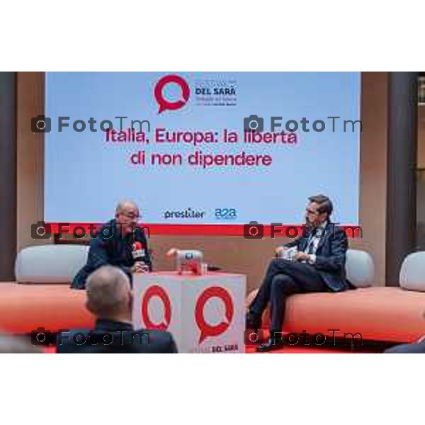 Bergamo, 23 ottobre 2026 – Un momento della nuova edizione del "Festival del Sarà – Dialoghi sul futuro", intitolata "Europa allo specchio", tenutasi presso la sede del CIID al Monastero di Astino. Durante l\'evento si sono svolti dibattiti dedicati a geopolitica, difesa, energia e identità europea, con i saluti istituzionali della sindaca di Bergamo Elena Carnevali, della sindaca di Brescia Laura Castelletti e del presidente della Camera di Commercio Giovanni Zambonelli. Tra i momenti principali, il dialogo tra Roberto Cingolani e l\'ideatore del festival Antonello Barone, culminato con la consegna del primo "Premio Sarà" da parte della fondatrice del CIID Simona Maschi, seguito dal panel sul tema delle democrazie alla prova con l\'europarlamentare Giorgio Gori. in foto: Roberto Cingolani.