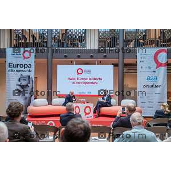 Bergamo, 23 ottobre 2026 – Un momento della nuova edizione del "Festival del Sarà – Dialoghi sul futuro", intitolata "Europa allo specchio", tenutasi presso la sede del CIID al Monastero di Astino. Durante l\'evento si sono svolti dibattiti dedicati a geopolitica, difesa, energia e identità europea, con i saluti istituzionali della sindaca di Bergamo Elena Carnevali, della sindaca di Brescia Laura Castelletti e del presidente della Camera di Commercio Giovanni Zambonelli. Tra i momenti principali, il dialogo tra Roberto Cingolani e l\'ideatore del festival Antonello Barone, culminato con la consegna del primo "Premio Sarà" da parte della fondatrice del CIID Simona Maschi, seguito dal panel sul tema delle democrazie alla prova con l\'europarlamentare Giorgio Gori. in foto: Roberto Cingolani.