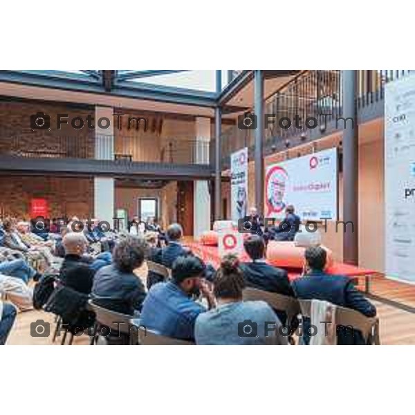 Bergamo, 23 ottobre 2026 – Un momento della nuova edizione del "Festival del Sarà – Dialoghi sul futuro", intitolata "Europa allo specchio", tenutasi presso la sede del CIID al Monastero di Astino. Durante l\'evento si sono svolti dibattiti dedicati a geopolitica, difesa, energia e identità europea, con i saluti istituzionali della sindaca di Bergamo Elena Carnevali, della sindaca di Brescia Laura Castelletti e del presidente della Camera di Commercio Giovanni Zambonelli. Tra i momenti principali, il dialogo tra Roberto Cingolani e l\'ideatore del festival Antonello Barone, culminato con la consegna del primo "Premio Sarà" da parte della fondatrice del CIID Simona Maschi, seguito dal panel sul tema delle democrazie alla prova con l\'europarlamentare Giorgio Gori. in foto: