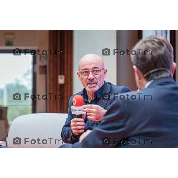 Bergamo, 23 ottobre 2026 – Un momento della nuova edizione del "Festival del Sarà – Dialoghi sul futuro", intitolata "Europa allo specchio", tenutasi presso la sede del CIID al Monastero di Astino. Durante l\'evento si sono svolti dibattiti dedicati a geopolitica, difesa, energia e identità europea, con i saluti istituzionali della sindaca di Bergamo Elena Carnevali, della sindaca di Brescia Laura Castelletti e del presidente della Camera di Commercio Giovanni Zambonelli. Tra i momenti principali, il dialogo tra Roberto Cingolani e l\'ideatore del festival Antonello Barone, culminato con la consegna del primo "Premio Sarà" da parte della fondatrice del CIID Simona Maschi, seguito dal panel sul tema delle democrazie alla prova con l\'europarlamentare Giorgio Gori. in foto: