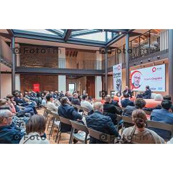 Bergamo, 23 ottobre 2026 – Un momento della nuova edizione del "Festival del Sarà – Dialoghi sul futuro", intitolata "Europa allo specchio", tenutasi presso la sede del CIID al Monastero di Astino. Durante l\'evento si sono svolti dibattiti dedicati a geopolitica, difesa, energia e identità europea, con i saluti istituzionali della sindaca di Bergamo Elena Carnevali, della sindaca di Brescia Laura Castelletti e del presidente della Camera di Commercio Giovanni Zambonelli. Tra i momenti principali, il dialogo tra Roberto Cingolani e l\'ideatore del festival Antonello Barone, culminato con la consegna del primo "Premio Sarà" da parte della fondatrice del CIID Simona Maschi, seguito dal panel sul tema delle democrazie alla prova con l\'europarlamentare Giorgio Gori. in foto: Roberto Cingolani.