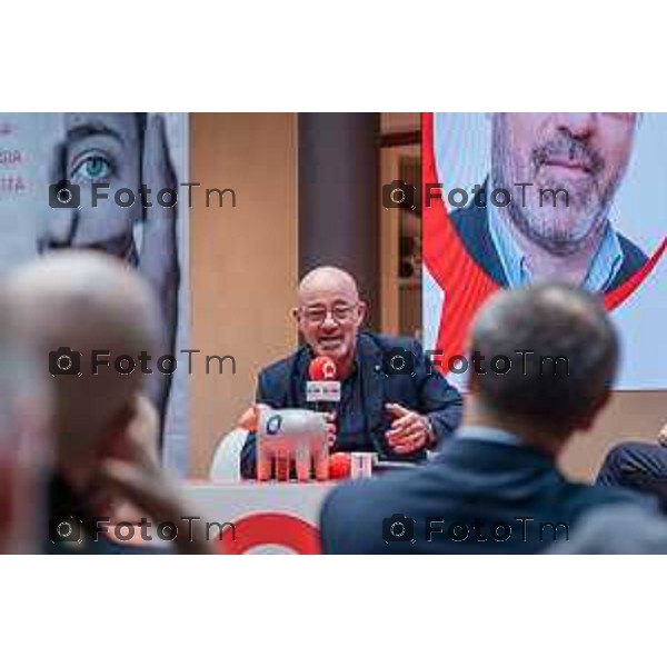 Bergamo, 23 ottobre 2026 – Un momento della nuova edizione del "Festival del Sarà – Dialoghi sul futuro", intitolata "Europa allo specchio", tenutasi presso la sede del CIID al Monastero di Astino. Durante l\'evento si sono svolti dibattiti dedicati a geopolitica, difesa, energia e identità europea, con i saluti istituzionali della sindaca di Bergamo Elena Carnevali, della sindaca di Brescia Laura Castelletti e del presidente della Camera di Commercio Giovanni Zambonelli. Tra i momenti principali, il dialogo tra Roberto Cingolani e l\'ideatore del festival Antonello Barone, culminato con la consegna del primo "Premio Sarà" da parte della fondatrice del CIID Simona Maschi, seguito dal panel sul tema delle democrazie alla prova con l\'europarlamentare Giorgio Gori. in foto: Roberto Cingolani.